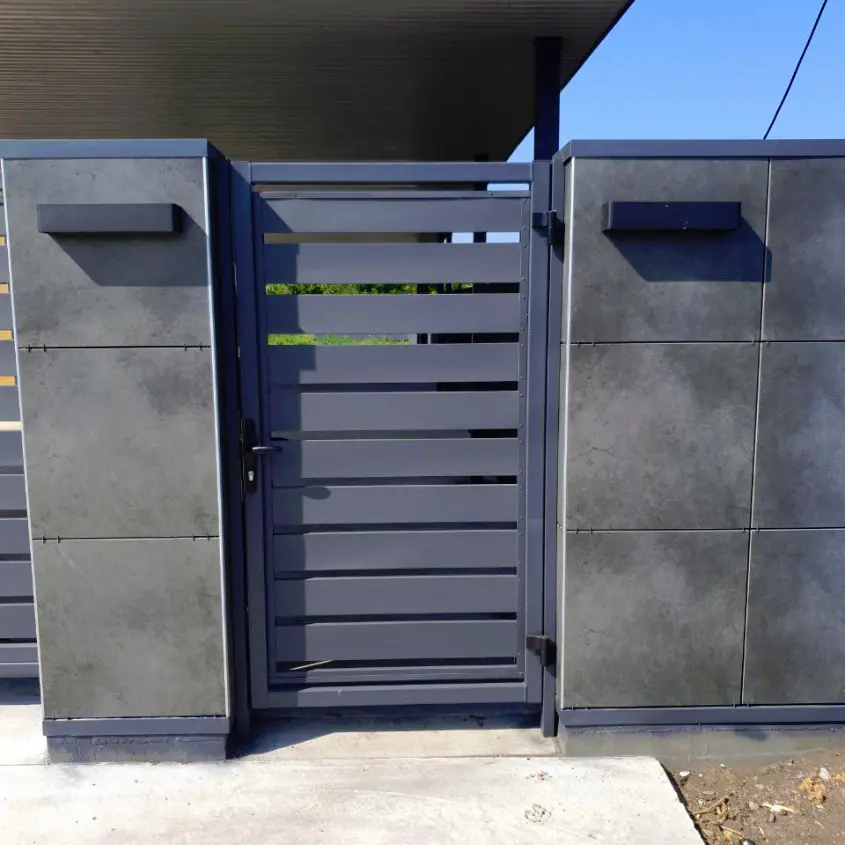 Фото 2 Забор ранчо металлопланкен 7024 МАТТЕ Серый Графит двусторонний матовый с откатными воротами