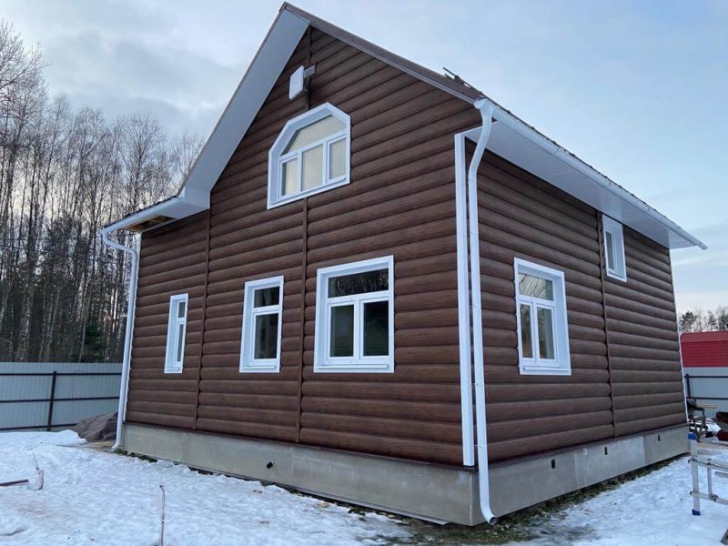 Металлосайдинг Бревно Рубленое 4Д или ЦАРЬСАЙДИНГ на фасаде дома в Москве