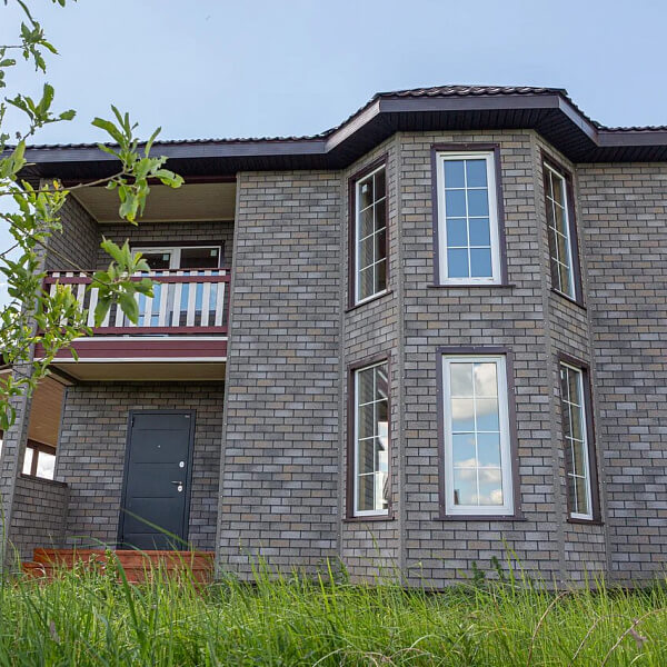 Фaсадная плитка Hauberk коллекция Кирпич цвет Серо-Бежевый на фасаде дома фото 3