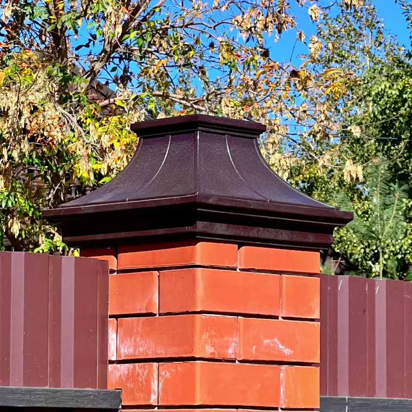 Фото 3 Колпак Monblan Premium Коричневый на столбах кирпичного забора