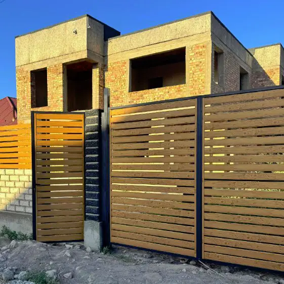 Металлопланкен под дерево Светлый Дуб 3D Принтек на заборе ранчо