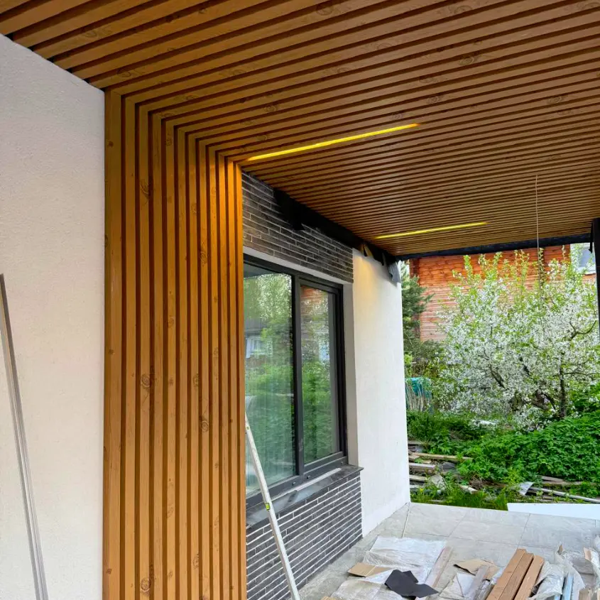 Фото 1 кубообразная рейка под дерево Светлый Дуб 3D на фасаде и потолке