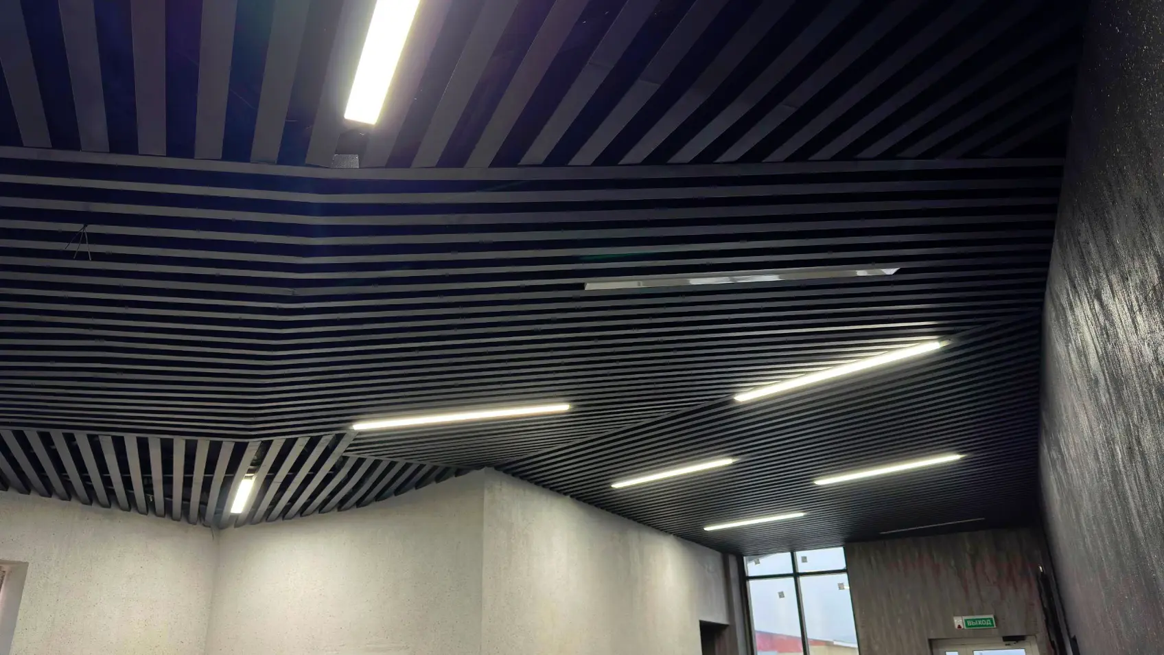 Фото 1 Стальная рейка на потолке RAL9005 МАТТЕ Черный матовый