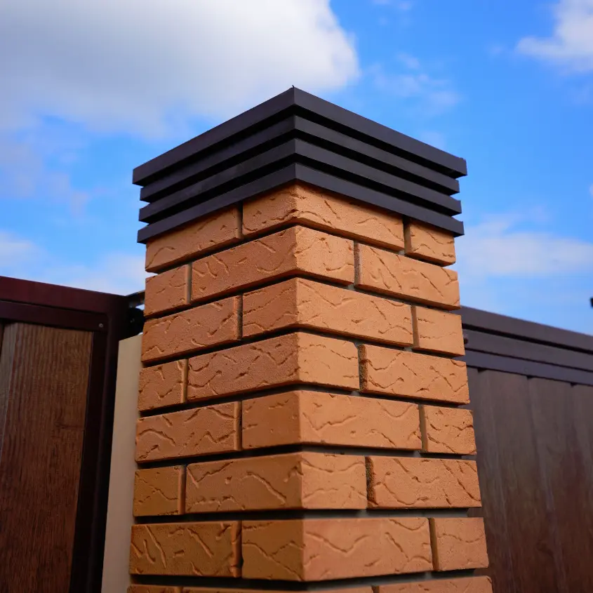 Фото 5 Колпак Бона ХайТек на заборе из металлосайдинга Евро-Брус