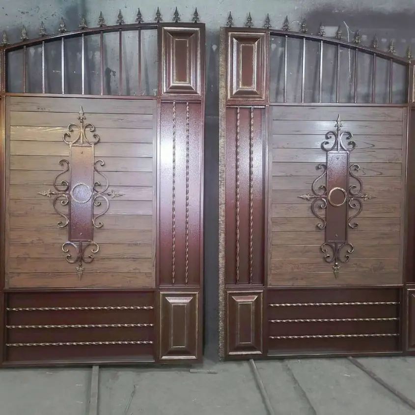 Фото 2 отделка кованных ворот металлопланкеном Темный Каштан 3D Принтек
