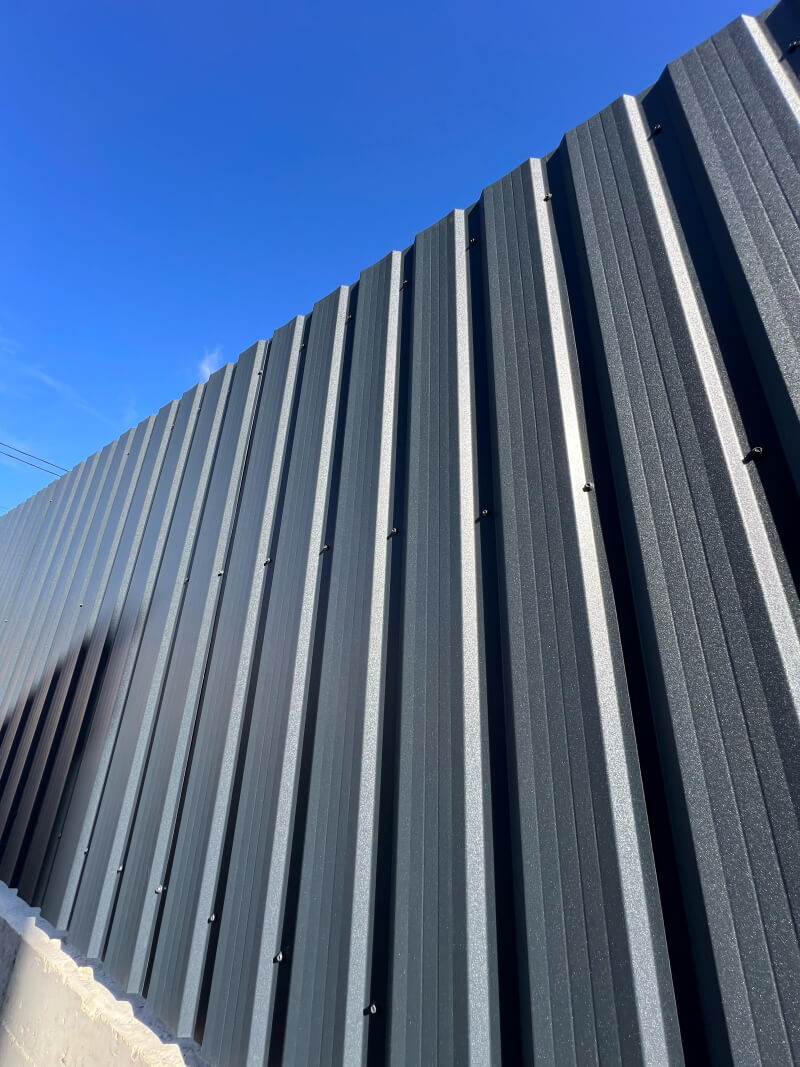 Забор из профнастила НС-21 Серый Графит МАТТЕ 2-х сторонний фото 1 Профлист НС-21 Серый Графит МАТТЕ 2-х сторонний матовый фото 1