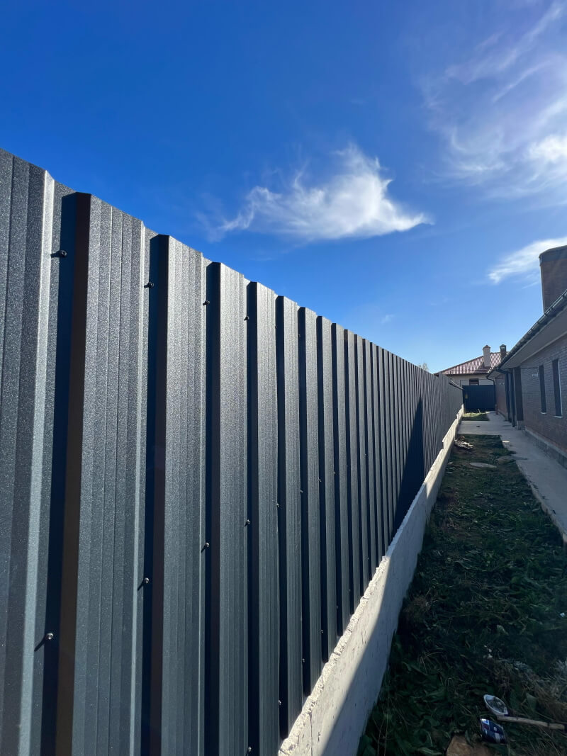 Забор из профнастила НС-21 Серый Графит МАТТЕ 2-х сторонний фото 3 Профлист НС-21 Серый Графит МАТТЕ 2-х сторонний матовый фото 3