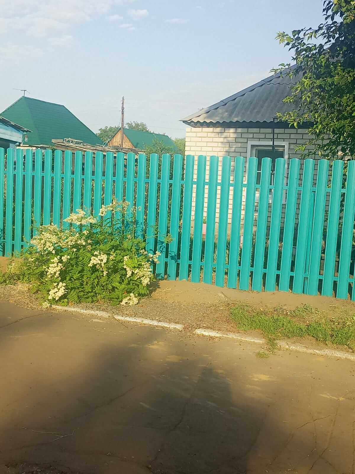 Фото забора из евроштакетника фигурного цвет RAL5021 морская волна Фото забора из металлического штакетника фигурного RAL5021 морская волна