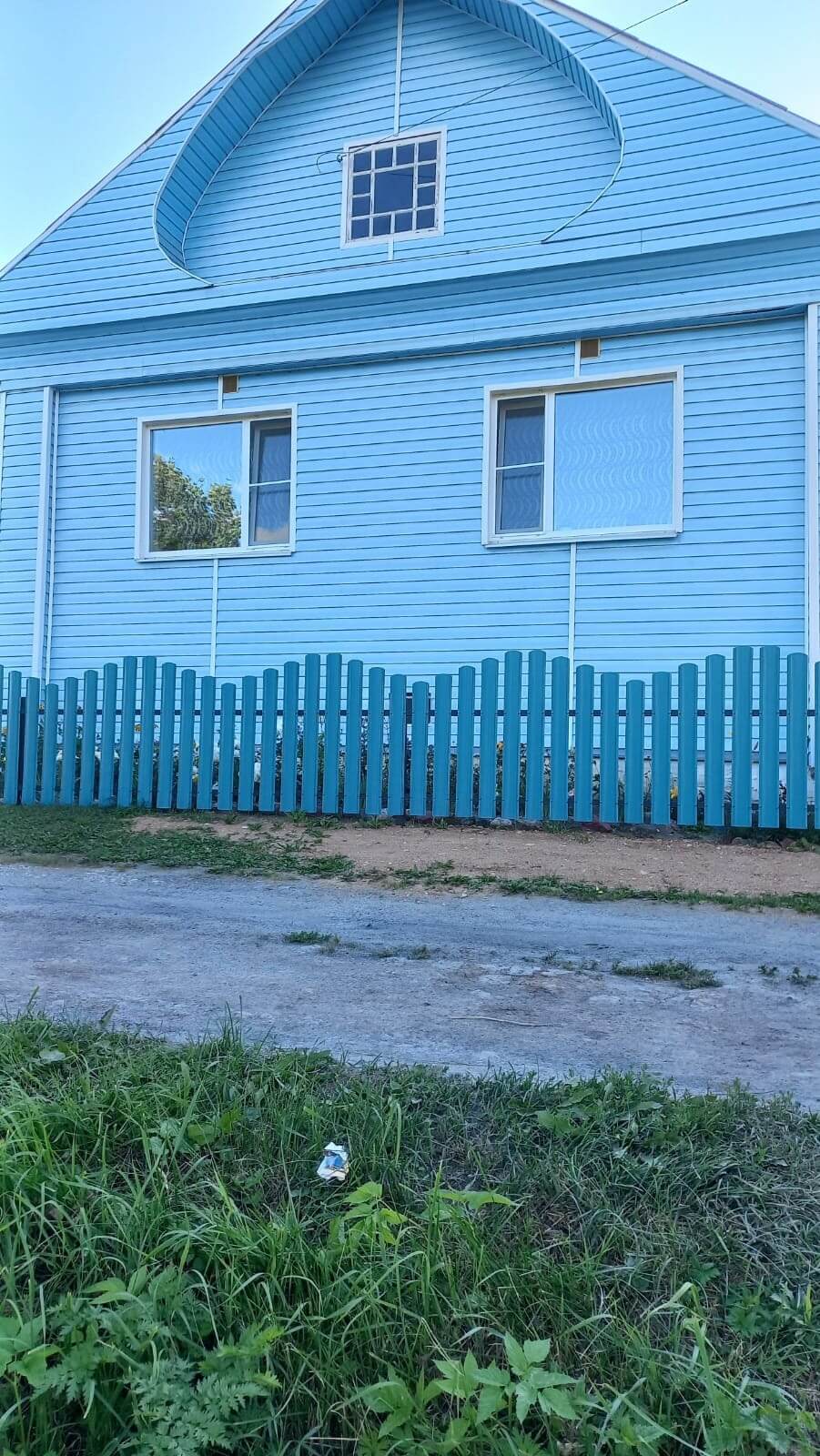 Забор из металлического штакетника RAL5021 Морская Волна фото 1 Забор из евроштакетника RAL5021 Морская Волна фото 1