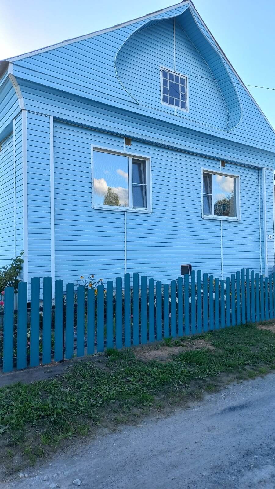 Забор из металлического штакетника RAL5021 Морская Волна фото 2 Забор из евроштакетника RAL5021 Морская Волна фото 1