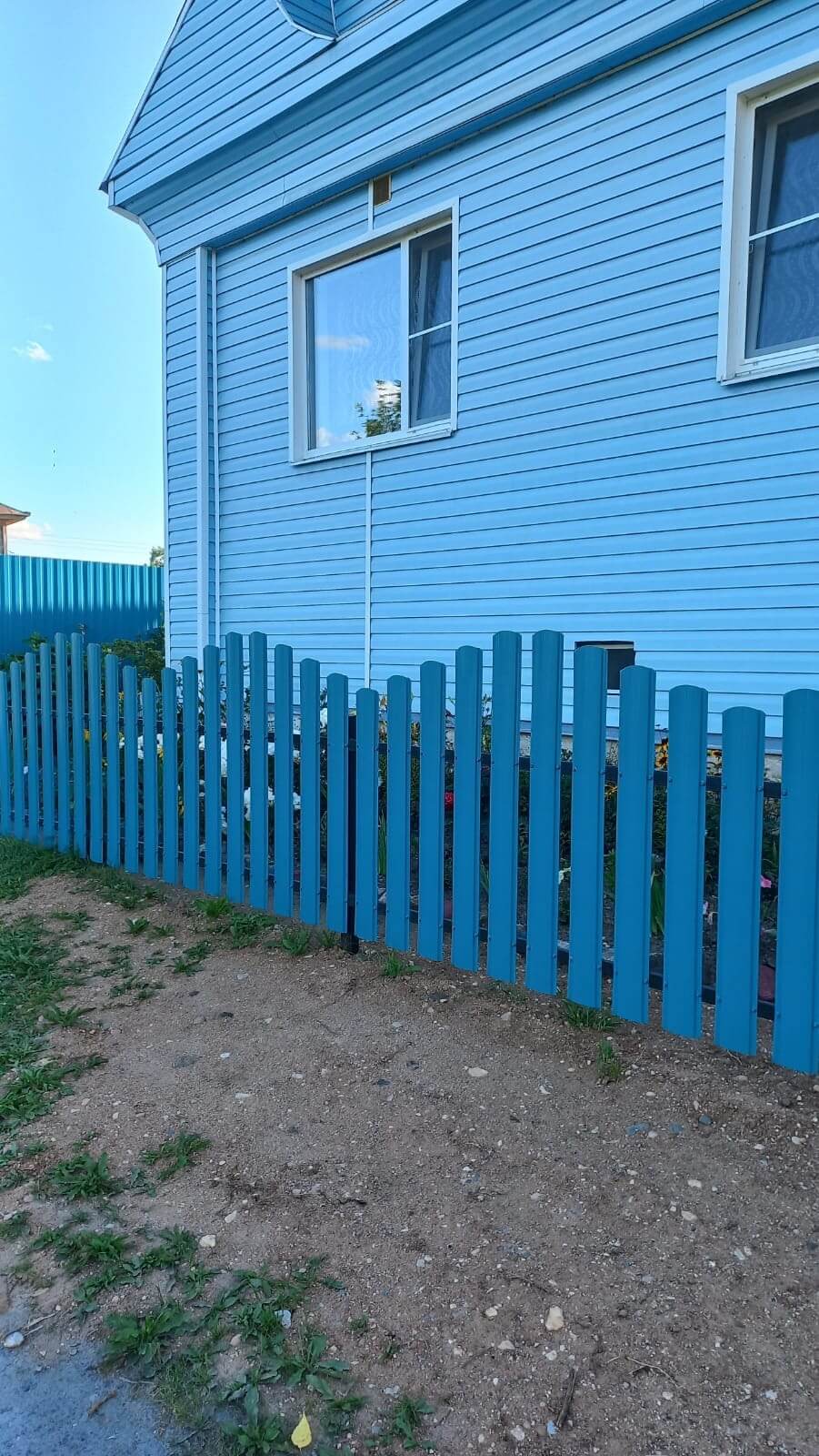 Забор из металлического штакетника RAL5021 Морская Волна фото 3 Забор из евроштакетника RAL5021 Морская Волна фото 1