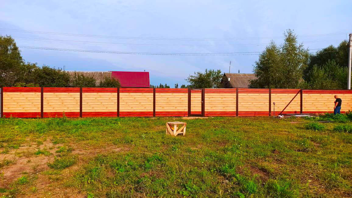 Забор из металлосайдинга Евро-Брус SteelArt Клен Светлый и Printech Темное Дерево фото 1 Забор из металлического сайдинга Евро-Брус SteelArt фото 1