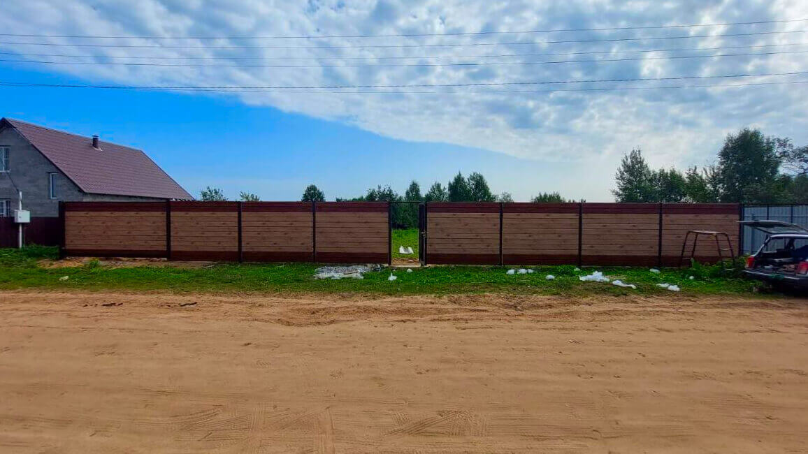 Забор из металлосайдинга Евро-Брус SteelArt Клен Светлый и Printech Темное Дерево фото 2 Забор из металлического сайдинга Евро-Брус SteelArt фото 2