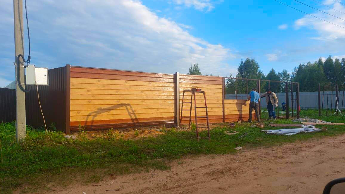 Забор из металлосайдинга Евро-Брус SteelArt Клен Светлый и Printech Темное Дерево фото 3 Забор из металлического сайдинга Евро-Брус SteelArt фото 3