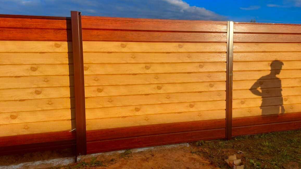 Забор из металлосайдинга Евро-Брус SteelArt Клен Светлый и Printech Темное Дерево фото 4 Забор из металлического сайдинга Евро-Брус SteelArt фото 4