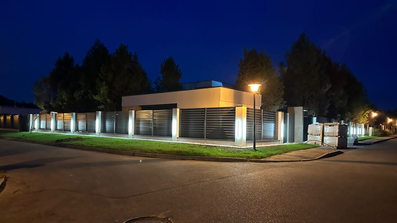 Забор-ранчо из металлического планкена цвет RAL 7024 Серый Графит фото 1 Горизонтальный секционный забор типа ранчо из металлопланкена с покрытием полиэстер цвет RAL 7024 Серый Графит фото 1