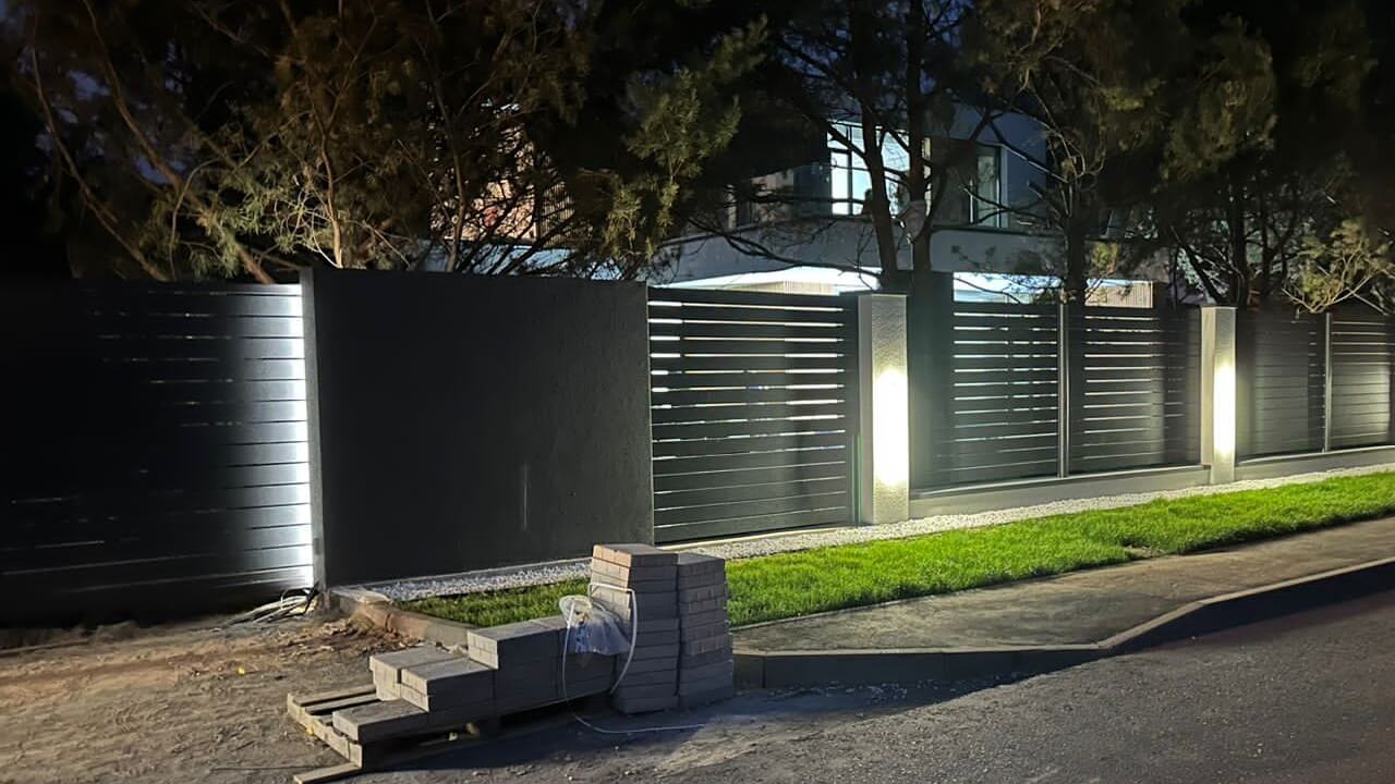 Забор-ранчо из металлического планкена цвет RAL 7024 Серый Графит фото 2 Горизонтальный секционный забор типа ранчо из металлопланкена с покрытием полиэстер цвет RAL 7024 Серый Графит фото 2